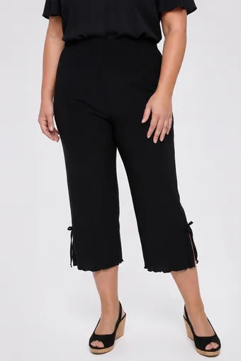 Pantaloni negri 3/4 cu volane și fundă
