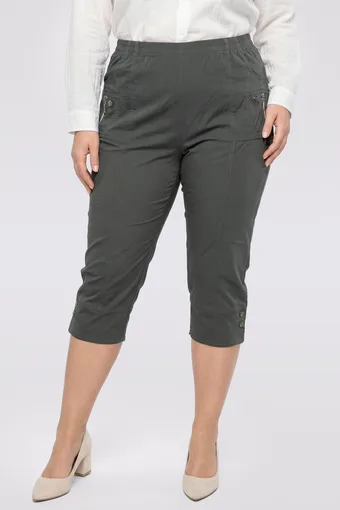 Pantaloni kaki până la jumătatea gambei