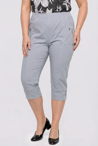 Pantaloni gri deschis până la gambă