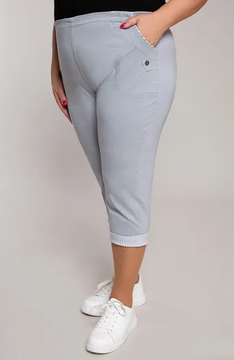 Pantaloni gri 3/4 cu dungi
