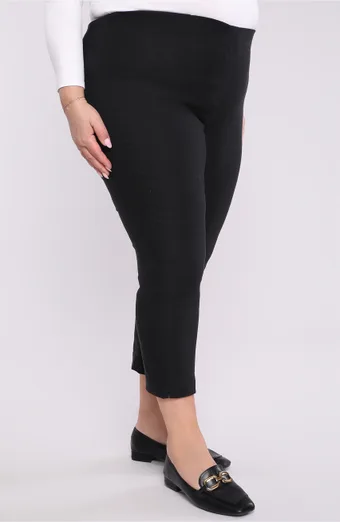 Pantaloni negri până la jumătatea gambei