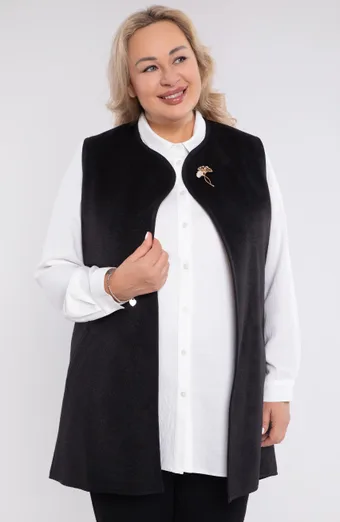 Vestă neagră cu broșă