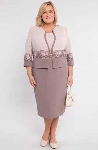 Costum elegant bej cu trandafiri