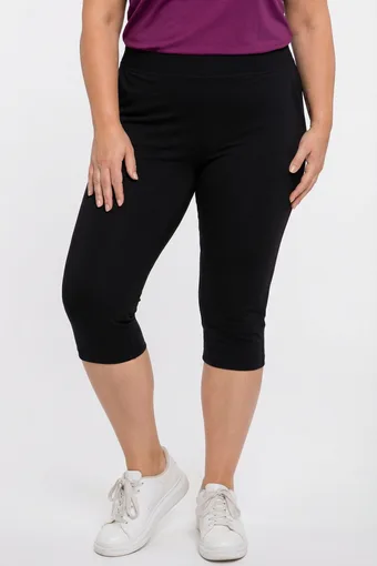 Pantaloni de trening negri care se duc peste genunchi