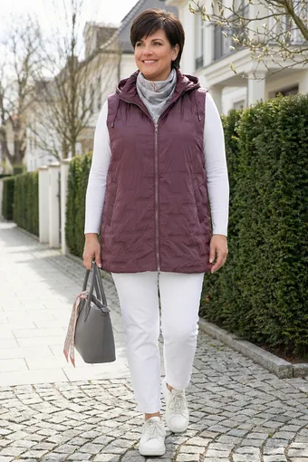 vestă de culoare prună cu model în relief