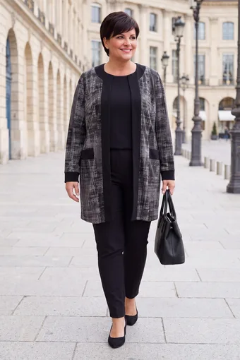O Cardigan cu modele gri și negre