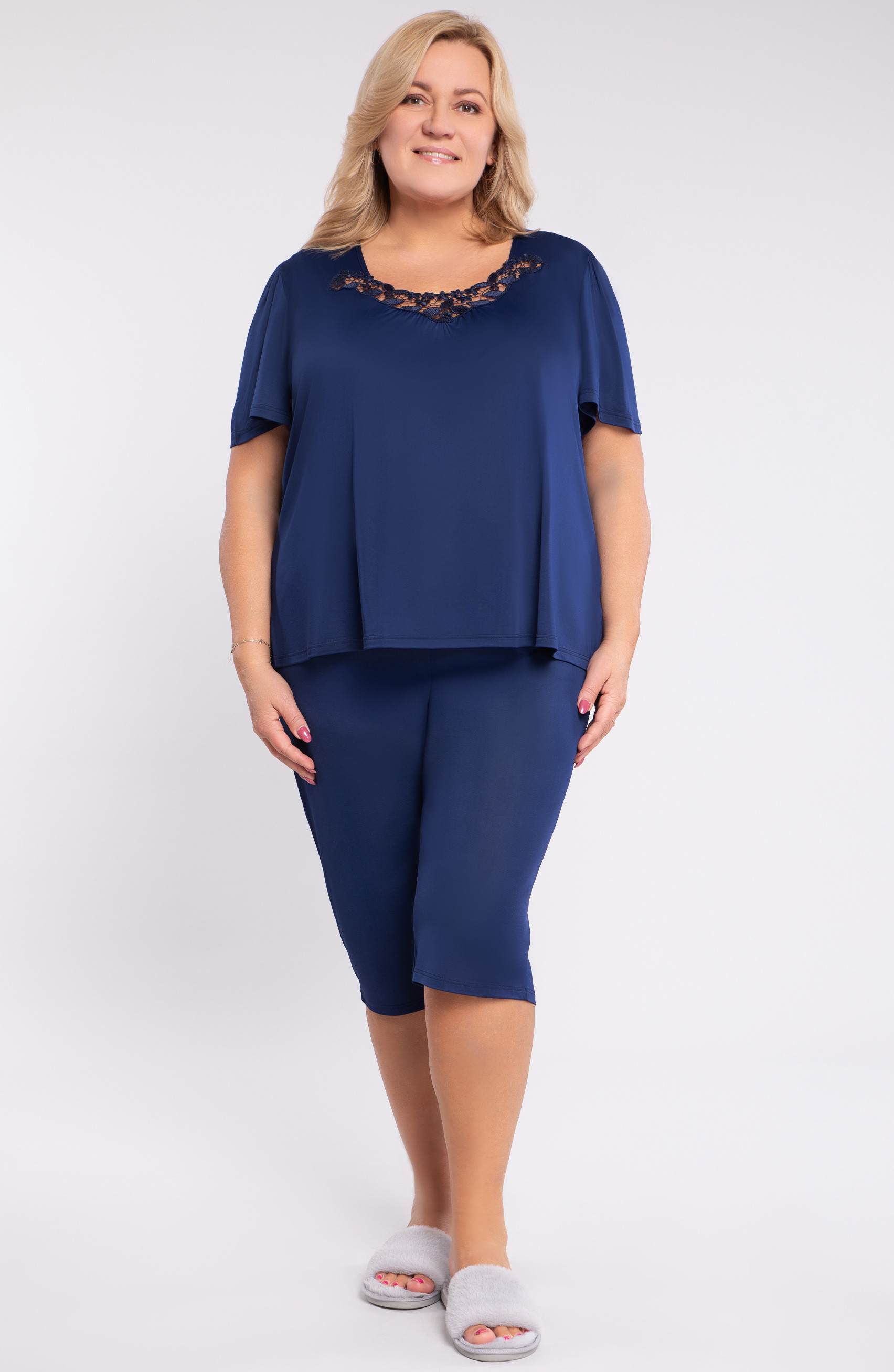 pijama bleumarin cu dantelă la decolteu