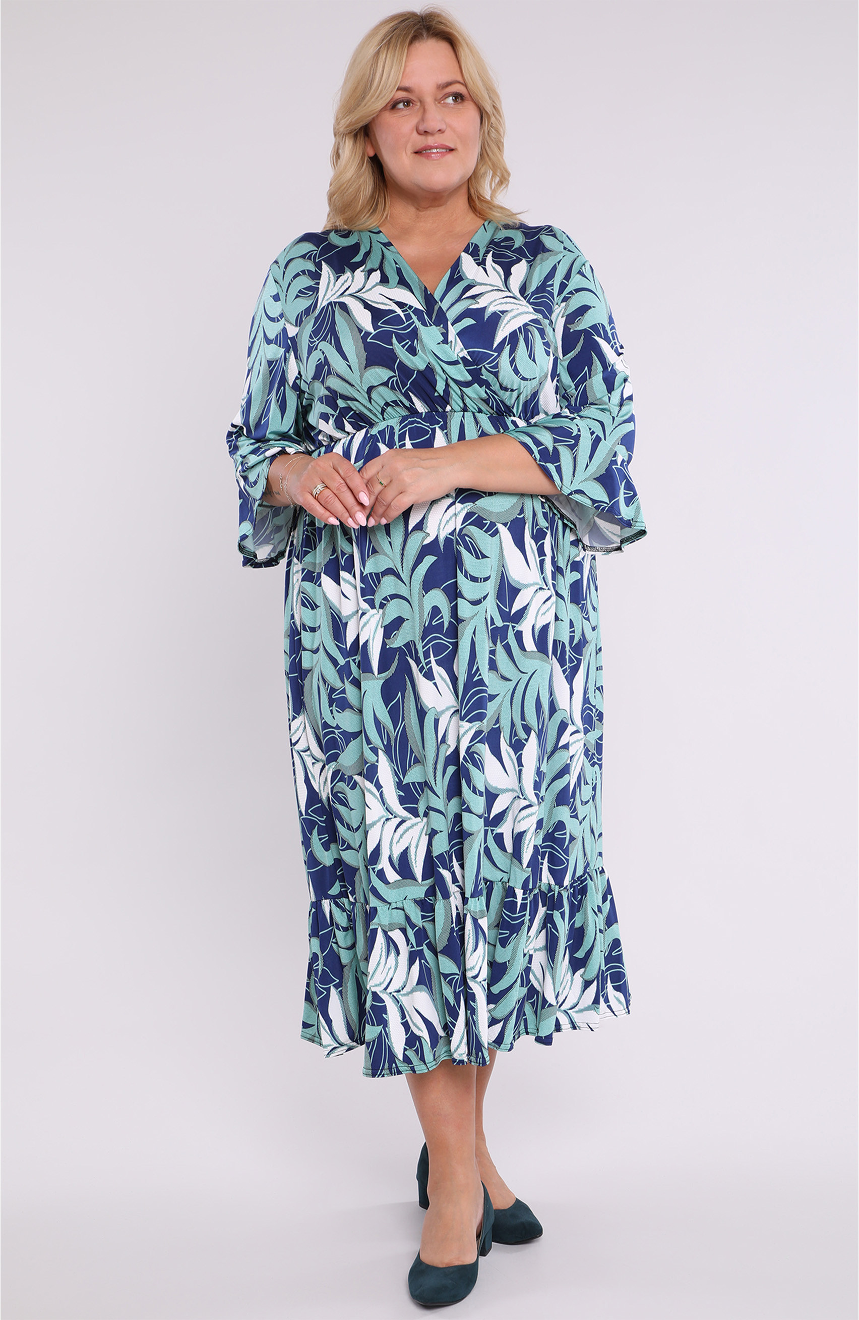 Rochie bleumarin cu frunze verzi deschise