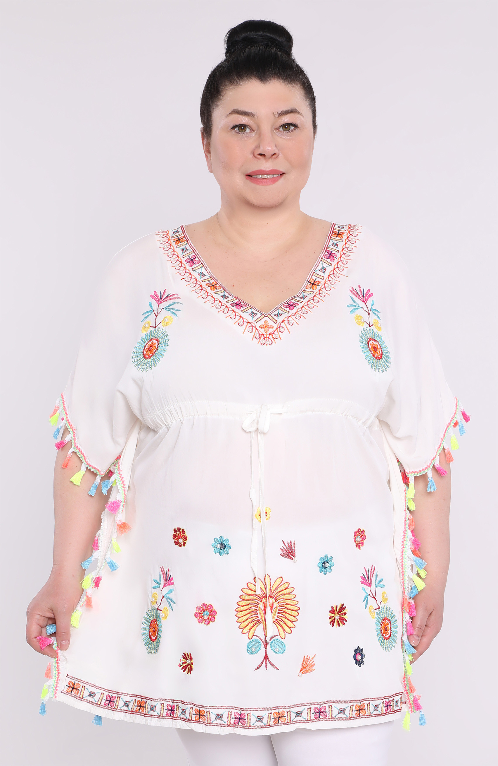 poncho alb cu modele colorate
