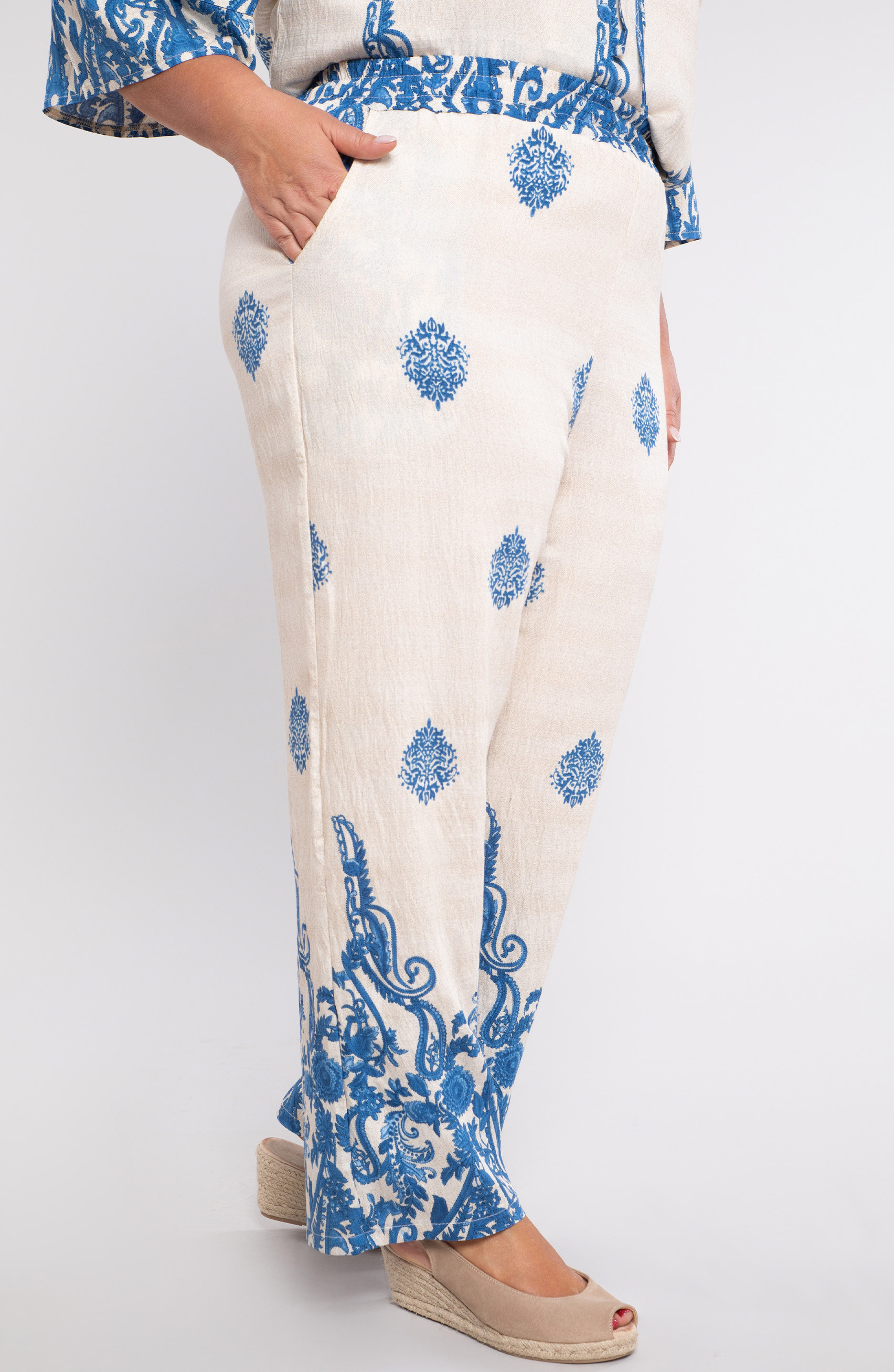 Pantaloni cu modele albastre