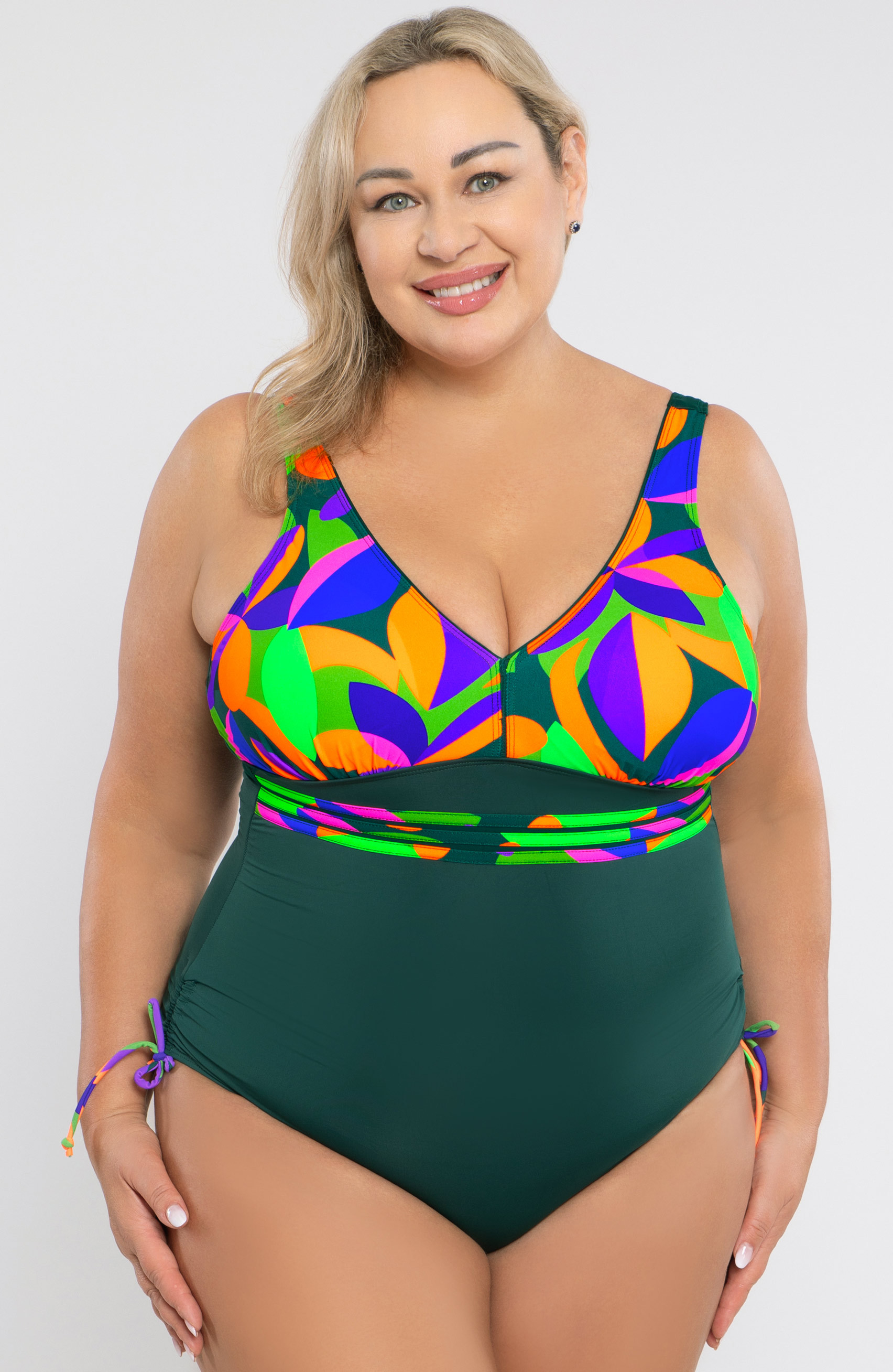costum de baie dintr-o singură piesă cu modele geometrice