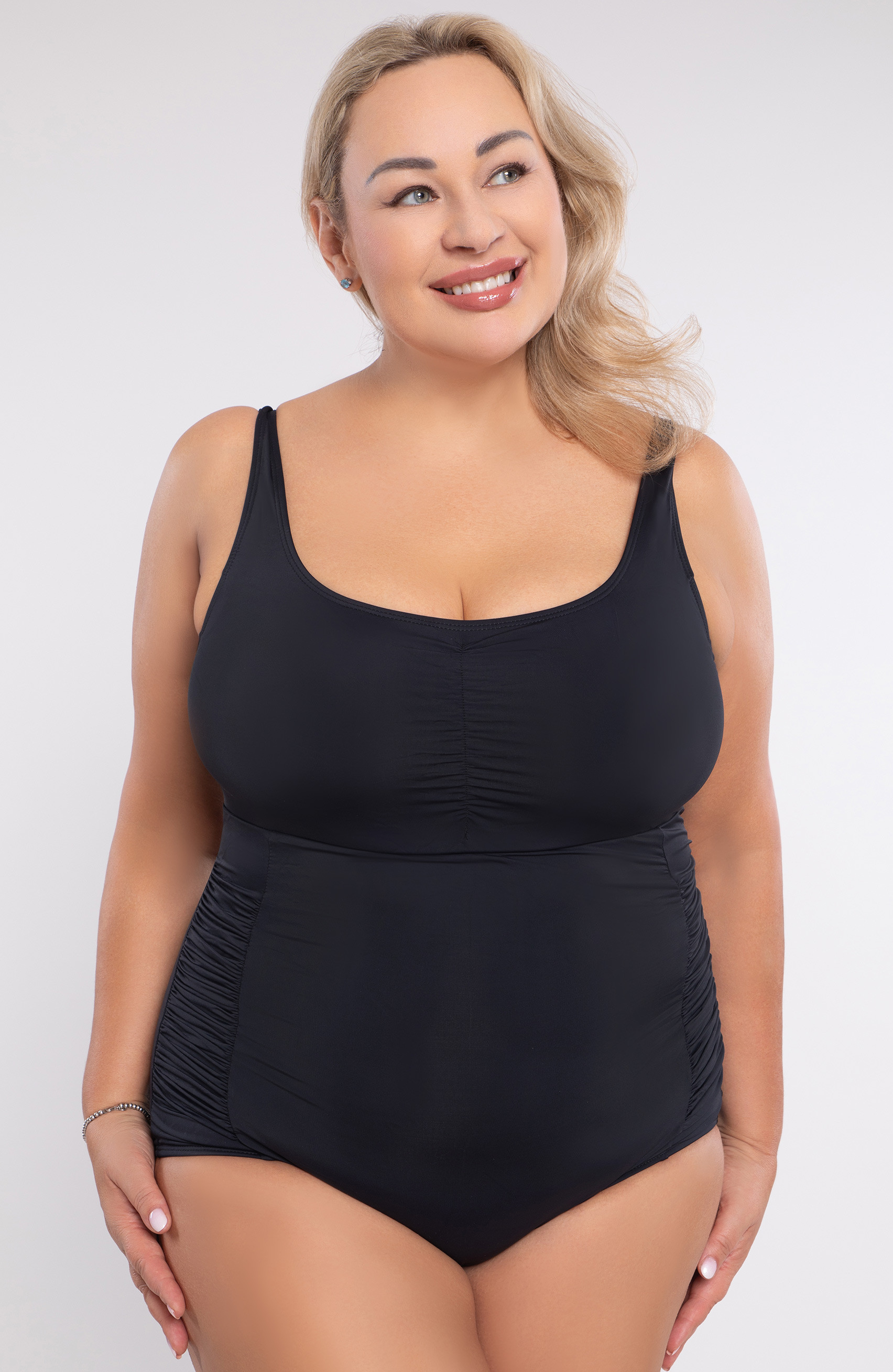 costum de baie negru dintr-o singură piesă