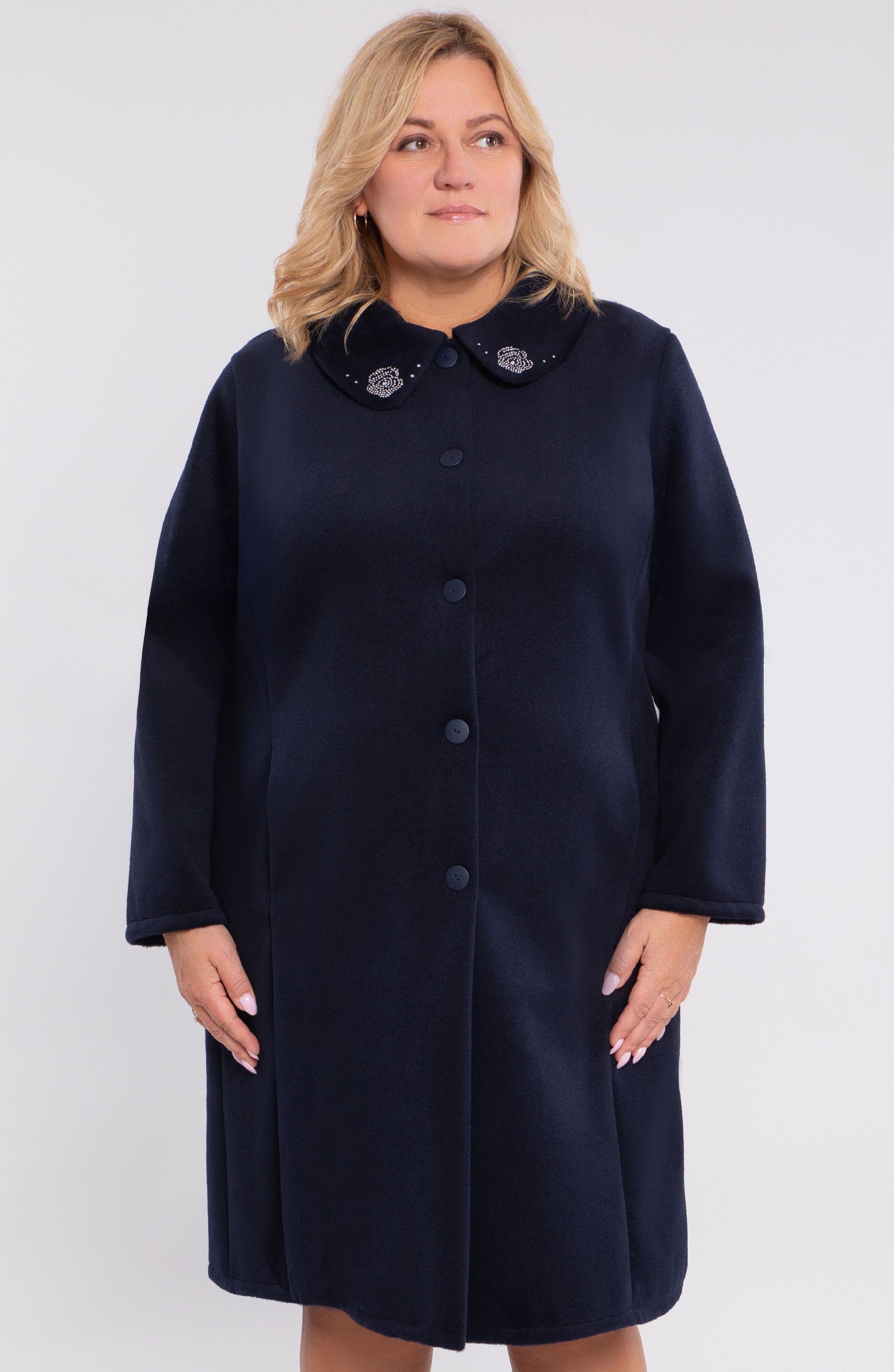 Palton bleumarin cu o floare de brocart la guler