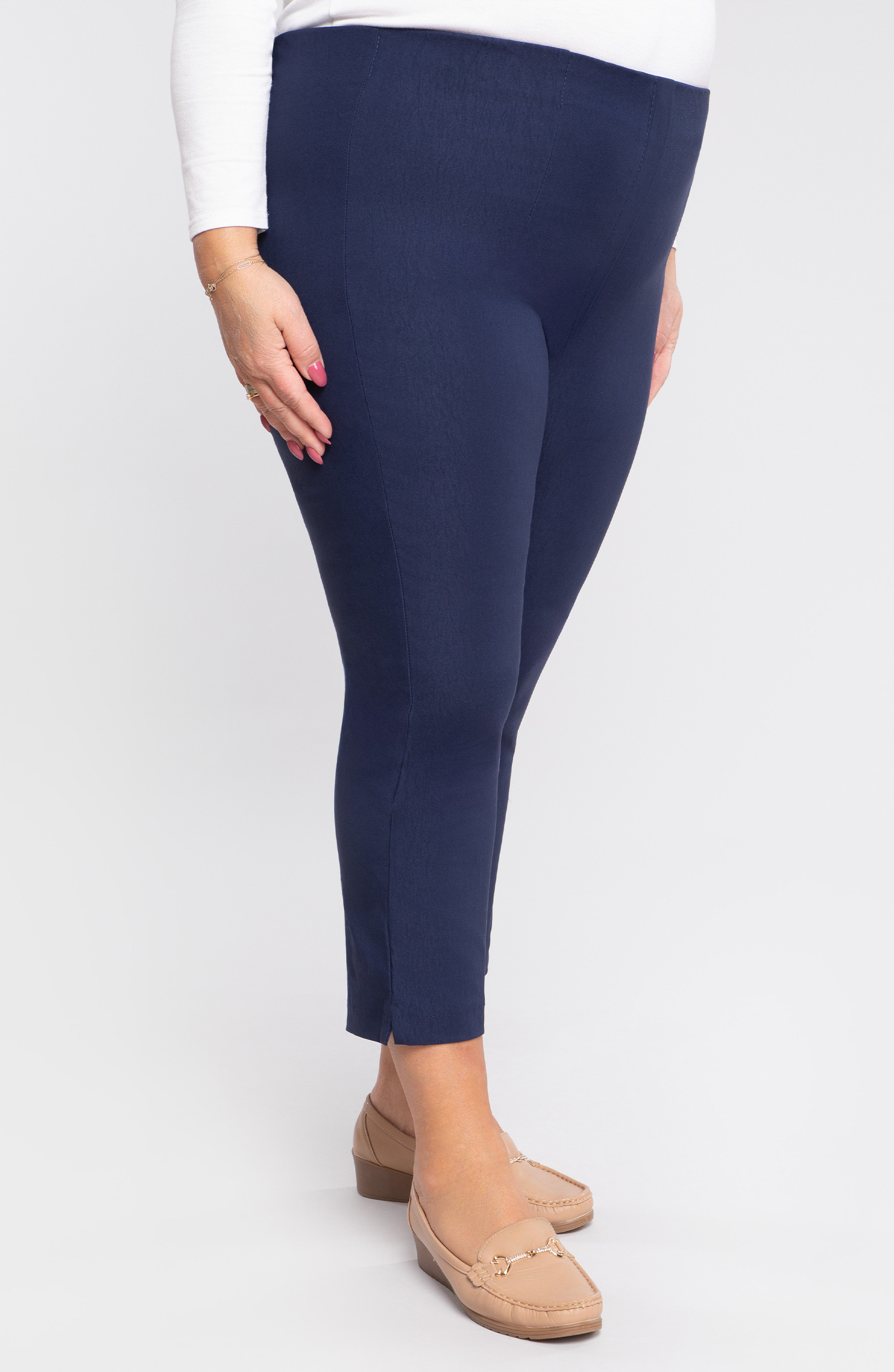 Pantaloni bleumarin până la jumătatea gambei